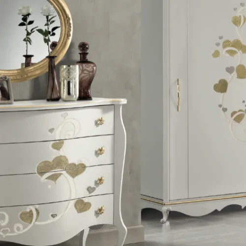 Comò Juliette Mobilificio AG con cuori dorati sui cassetti e specchiera ovale