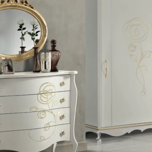 Comò Rose Mobilificio AG bianco con rosa dorata sui cassetti