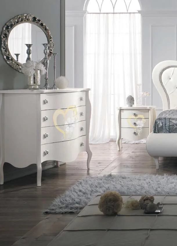 Camera da letto Adèle Mobilificio AG bianca con comò decorato e specchiera tonda