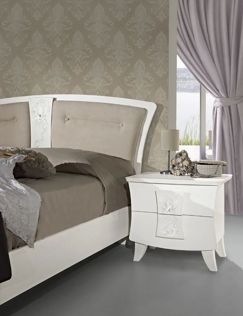 Comodino Mary Mobilificio AG con decoro e letto dalla testiera ad arco