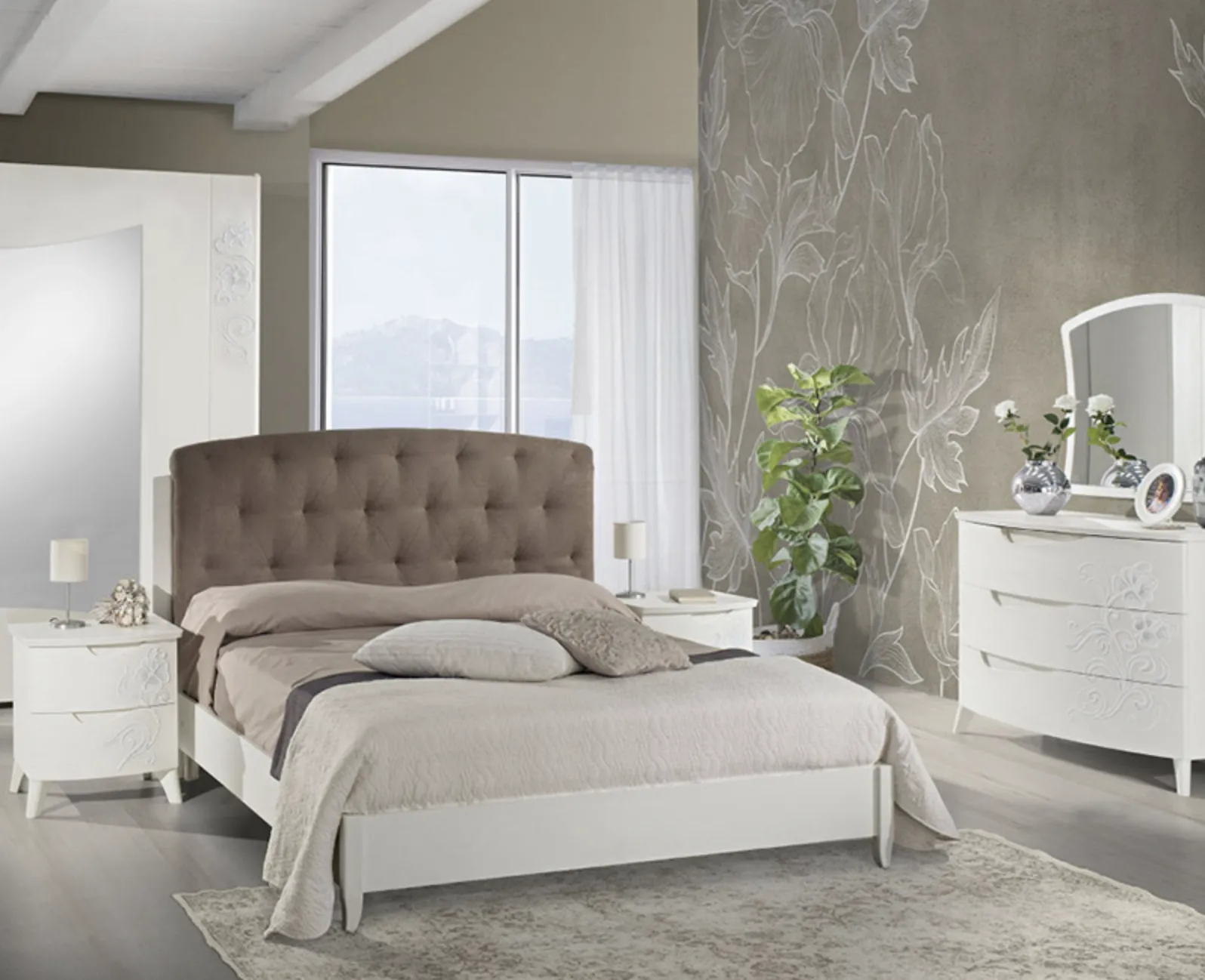 Camera da letto Emily P Mobilificio AG con letto capitonné tortora e comò bianco decorato