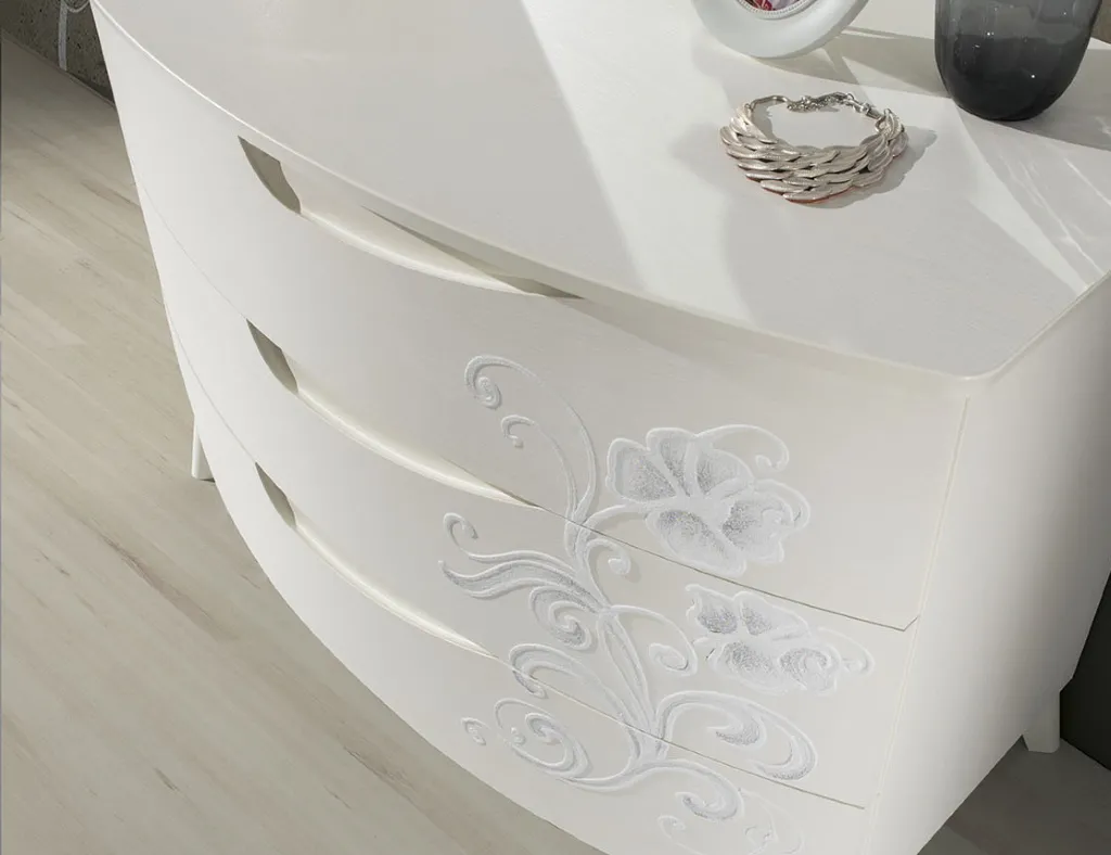 Particolare del comò Emily Mobilificio AG con fessure curve e decoro floreale in rilievo