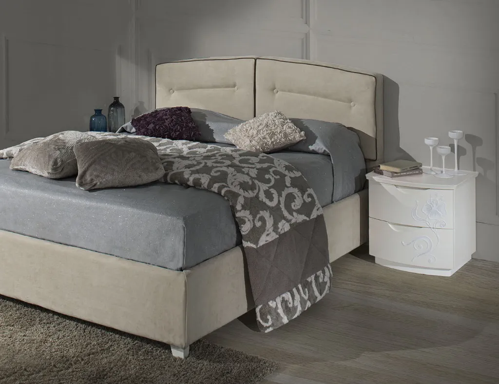 Letto Emily B Mobilificio AG con testiera a due pannelli e comodino bianco