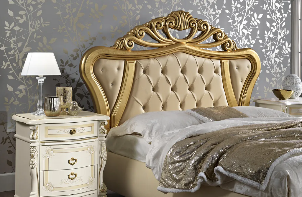 Letto imbottito classico Achilea Mobilificio AG con testiera capitonné e cimasa dorata