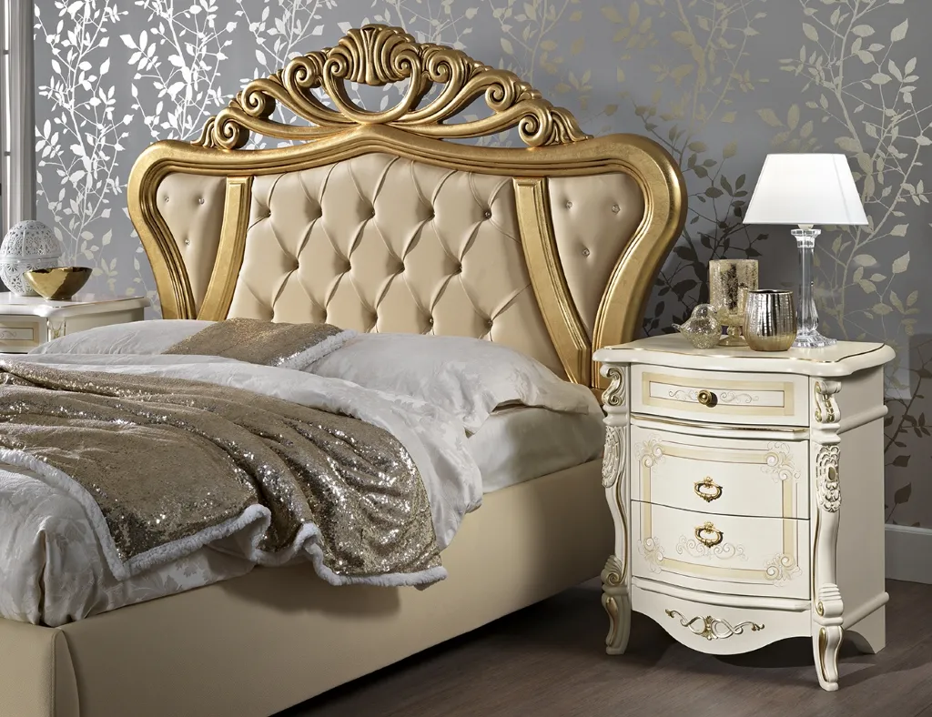 Letto capitonné Achilea Mobilificio AG con comodino patinato avorio