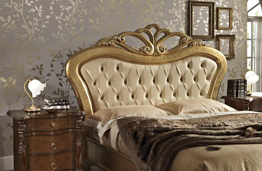 Letto classico Virginia Mobilificio AG in foglia oro con testiera capitonné