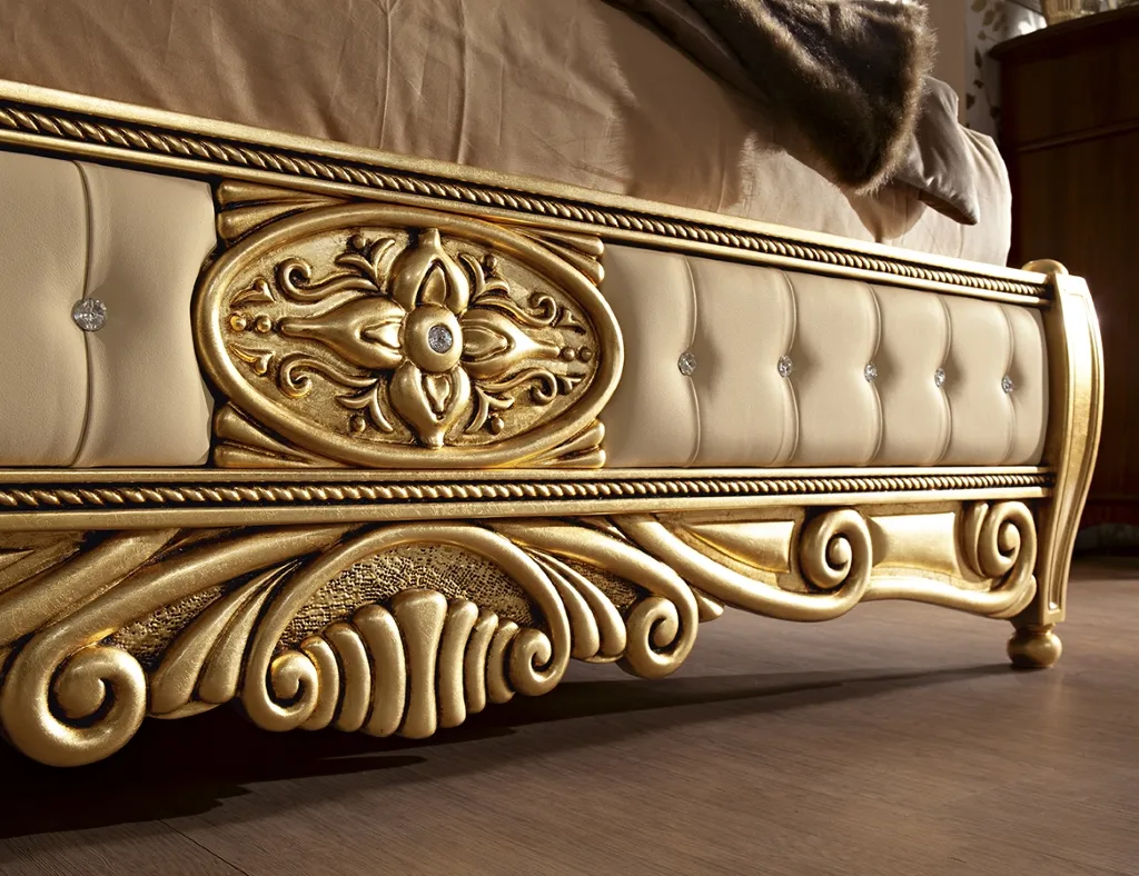 Pediera del letto Virginia Mobilificio AG con rosone e volute in foglia oro