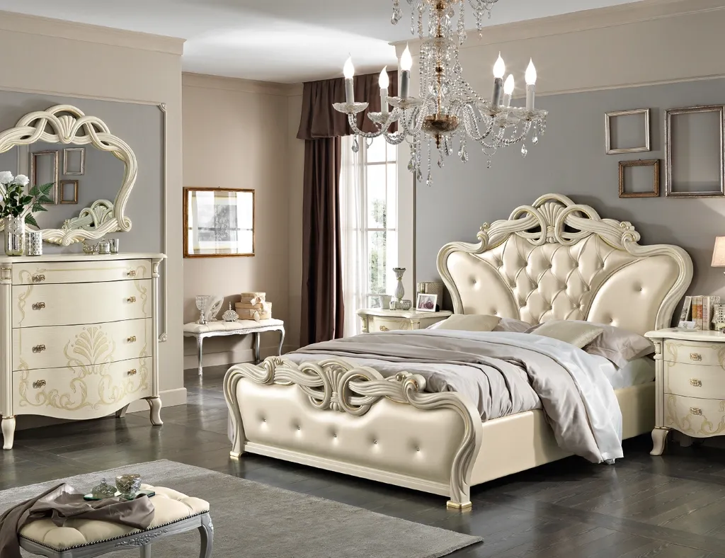 Camera con letto classico Selene Mobilificio AG in foglia oro e pediera imbottita