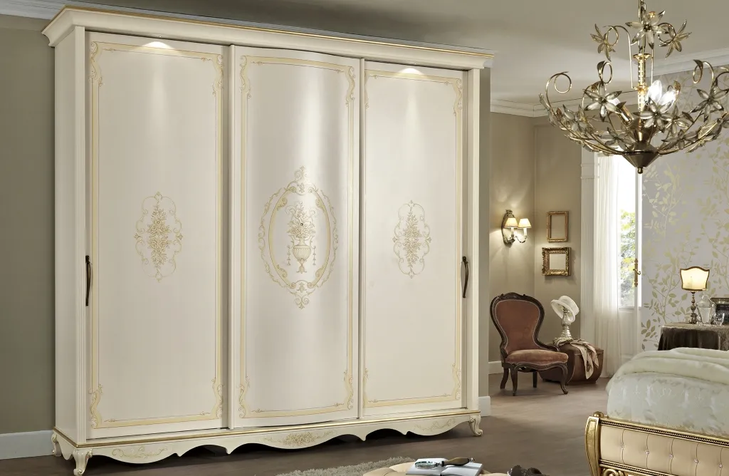 Armadio Achilea Mobilificio AG senza specchi con decori dorati su tre ante