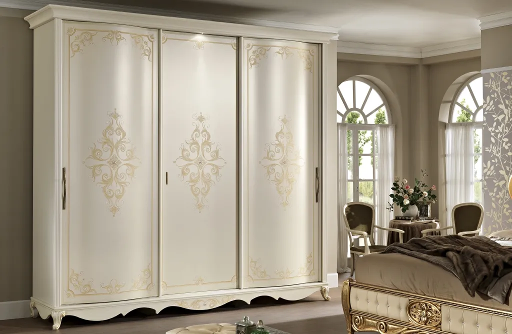 Armadio Virginia Mobilificio AG senza specchi con tre decori a volute dorati