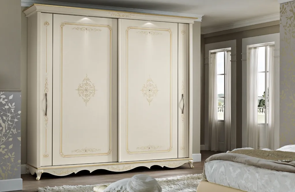 Armadio Angelica Mobilificio AG senza specchi con decoro a rosone