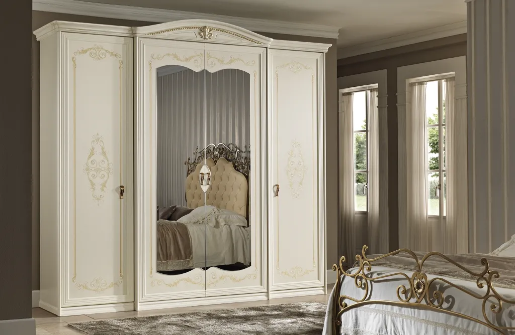 Armadio classico Camelia Mobilificio AG con cappello ad arco e anta centrale a specchio