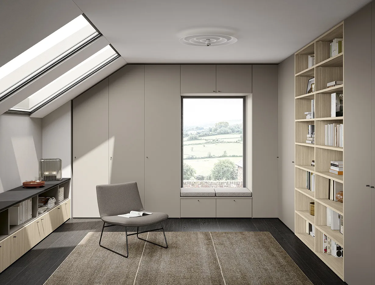 Mansarda Golf Utility Space Colombini con armadio grigio attorno alla finestra, panca e libreria