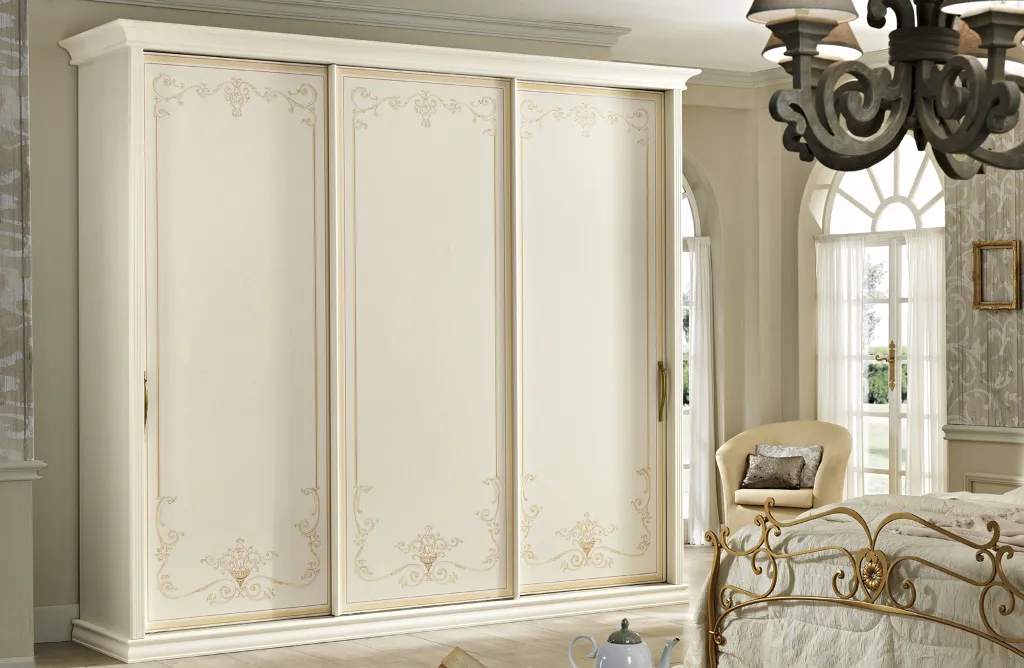 Armadio Viola Mobilificio AG senza specchio con decori dorati