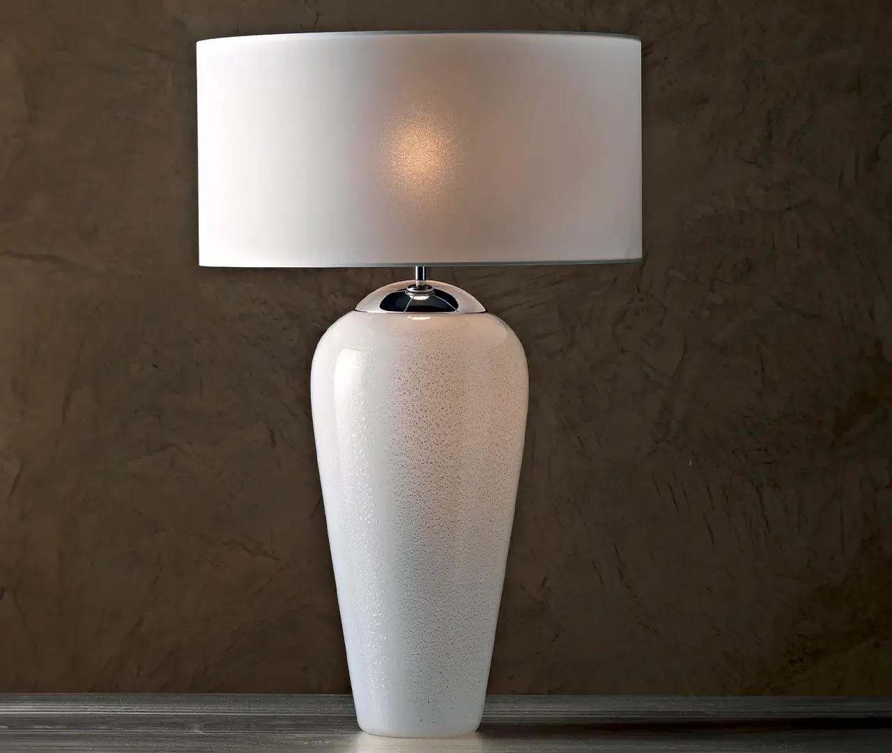 Lampada da tavolo Diva Le Fablier con vaso bianco affusolato e paralume bianco