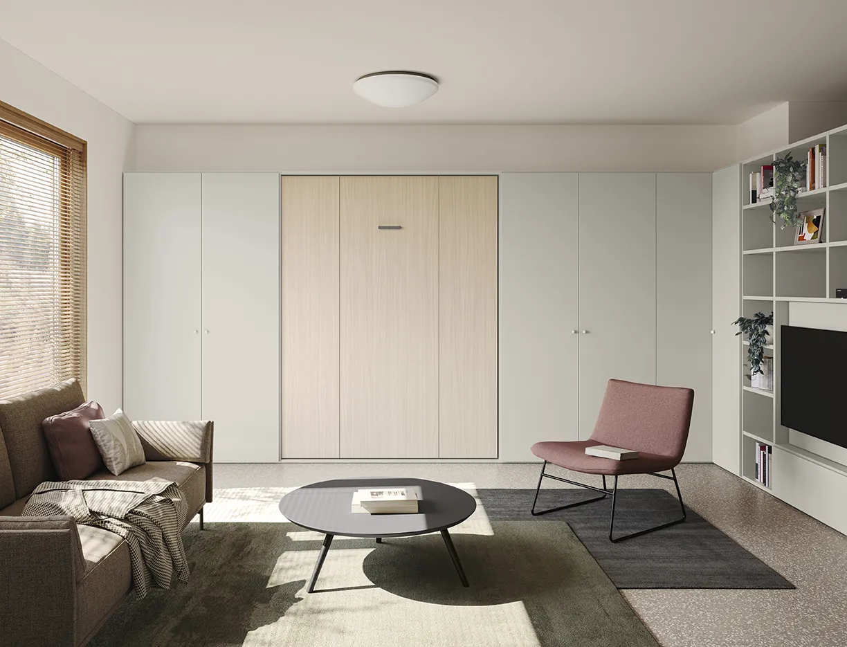 Soggiorno Golf Utility Space Colombini con letto a scomparsa chiuso nella parete di ante bianche