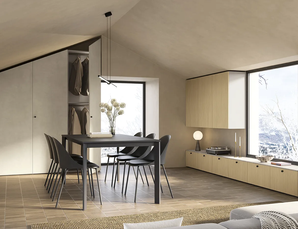 Armadio mansardato Golf Utility Space Colombini aperto con appendiabiti accanto alla zona pranzo