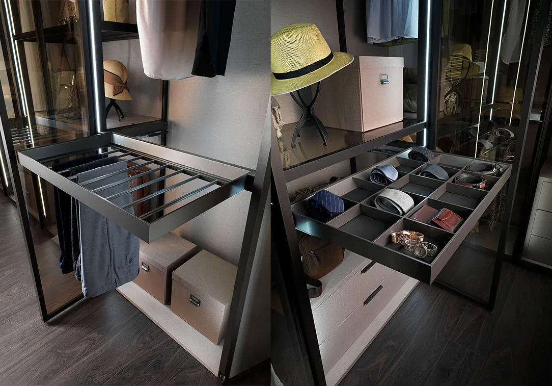 Interni della cabina Evolution Mobilpiù con portapantaloni e cassetto portaoggetti