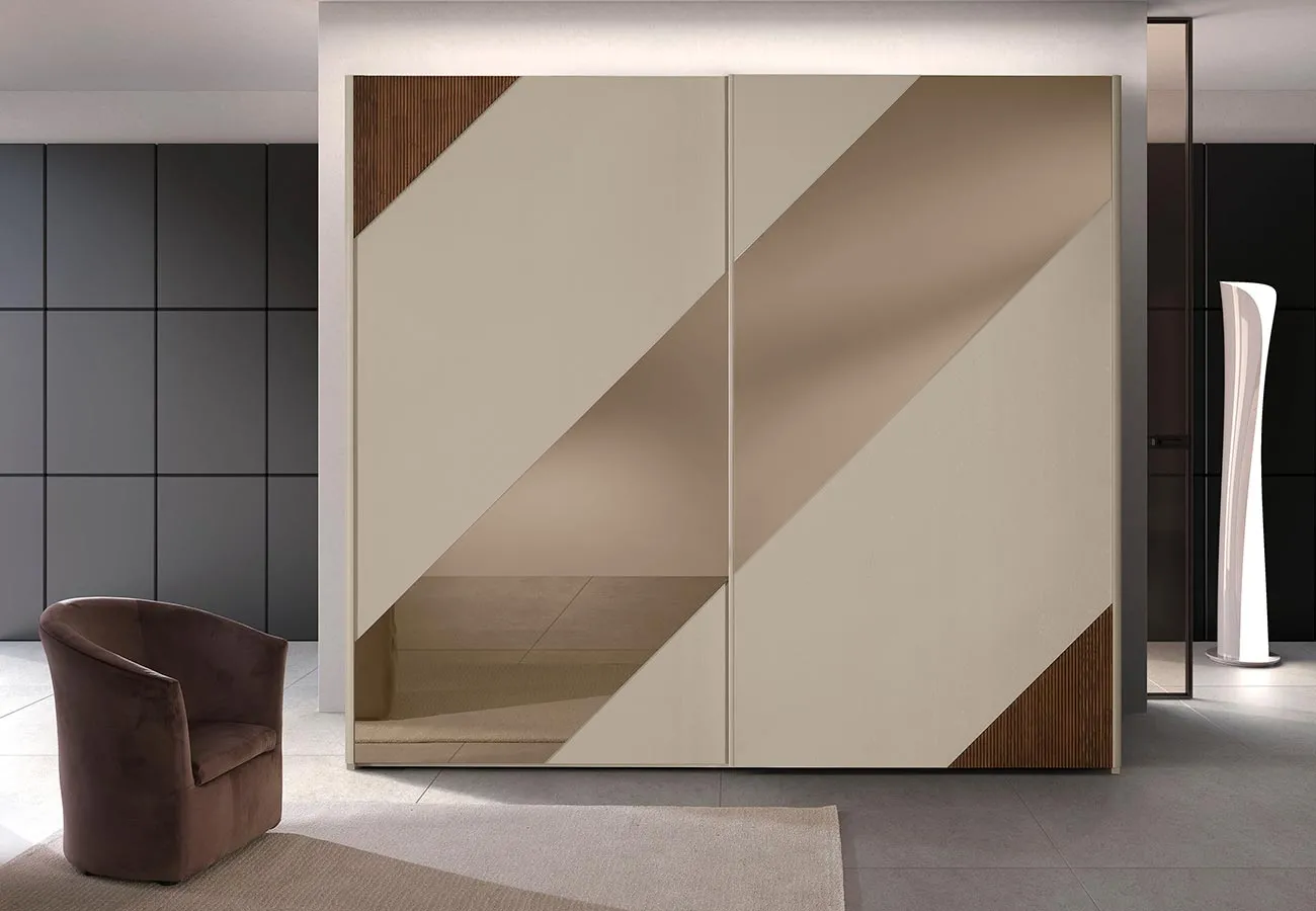 Armadio scorrevole Linda Mobilpiù con disegno diagonale in specchio bronzo e legno