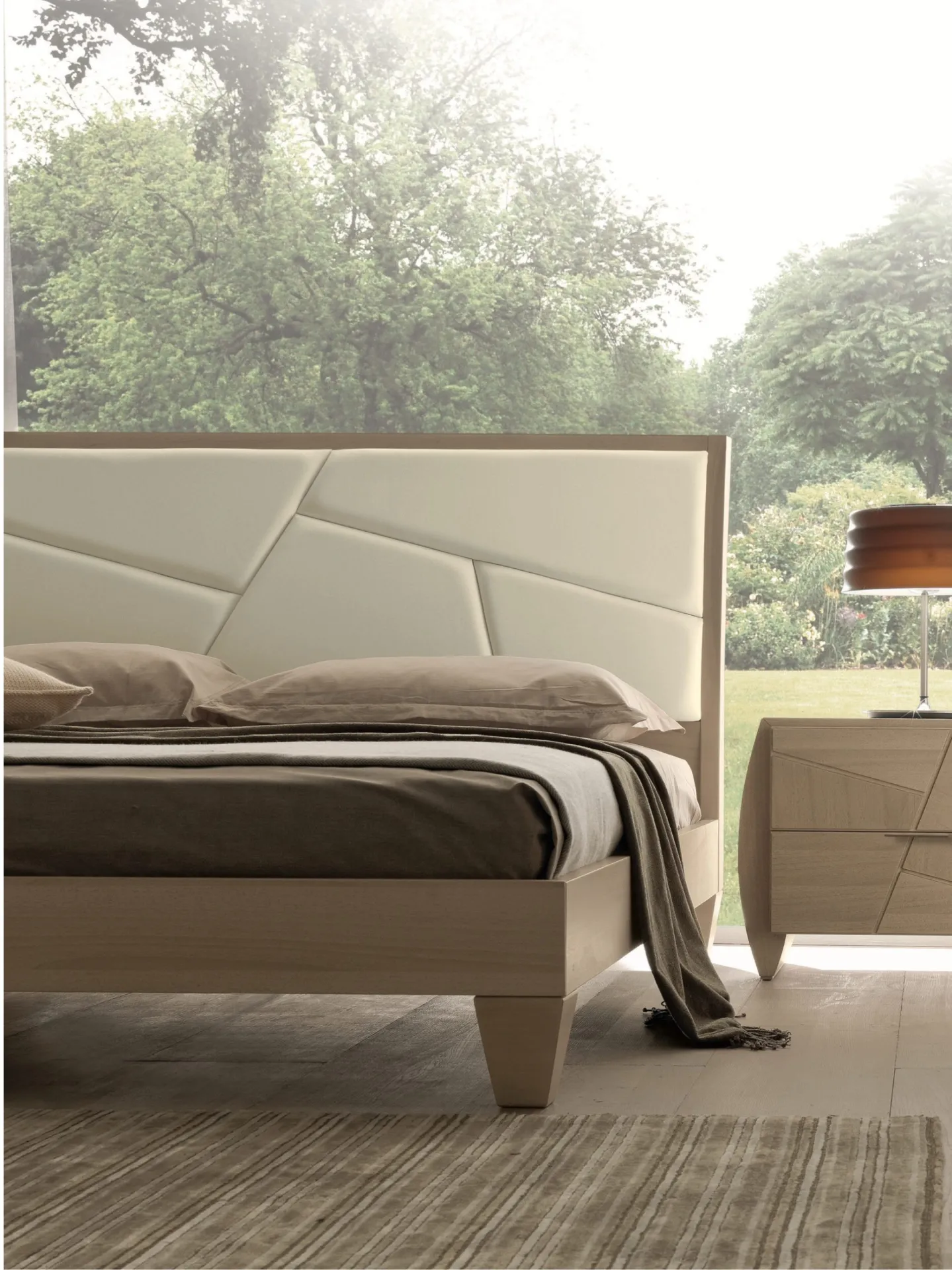Camera con letto Mondrian Modo 10 in legno chiaro e testiera imbottita a pannelli
