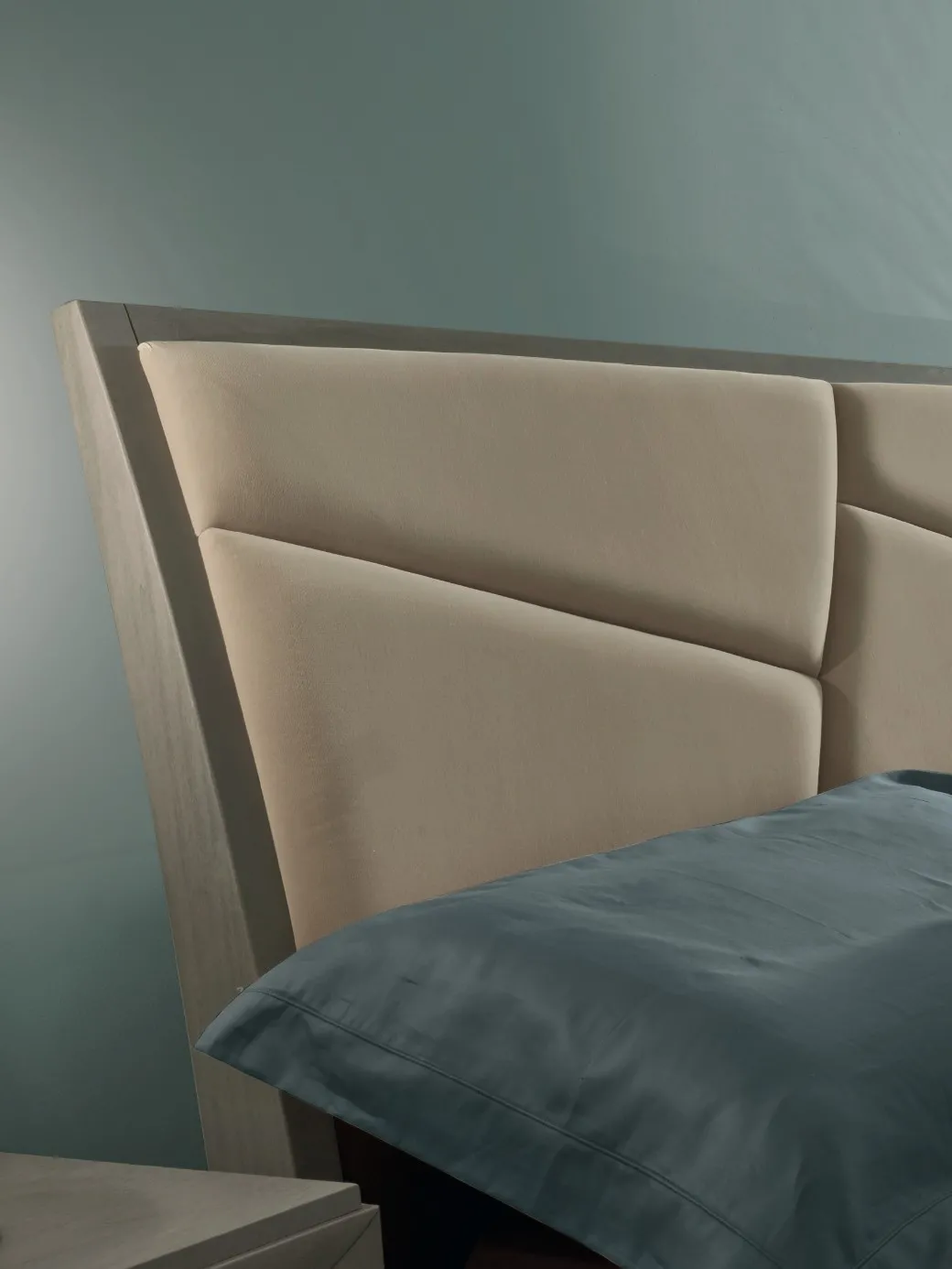 Particolare della testiera imbottita del letto Mondrian Modo 10