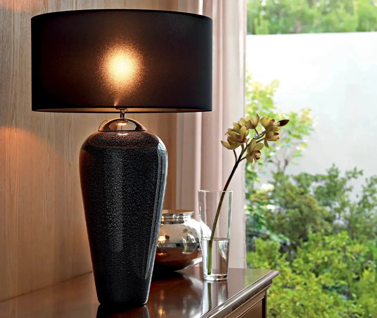 Lampada da tavolo Diva Noir Le Fablier con vaso nero e paralume nero acceso