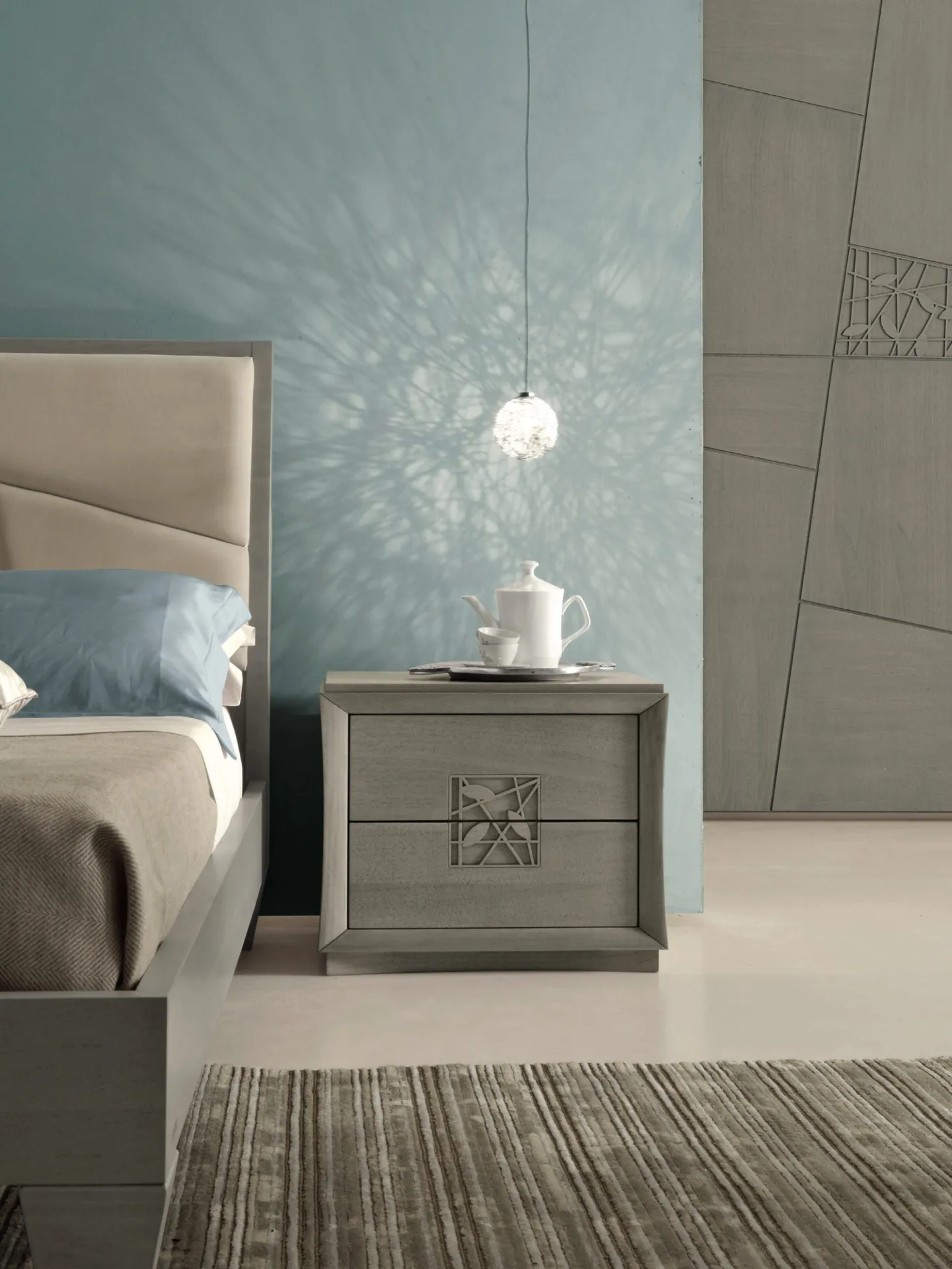 Comodino Decor Modo 10 a due cassetti accanto al letto