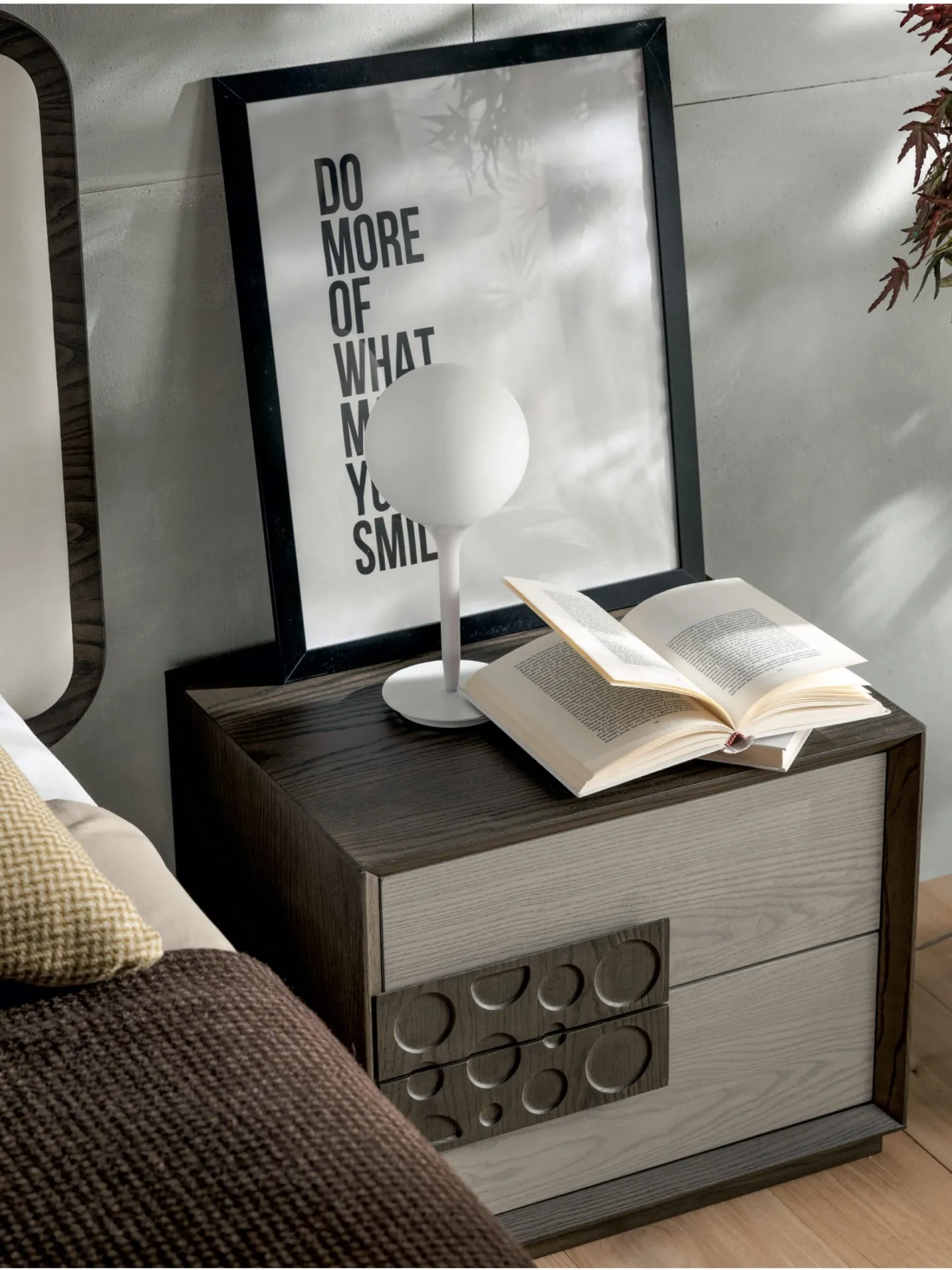Comodino Moonlight Modo 10 scuro con decoro sui cassetti e libri