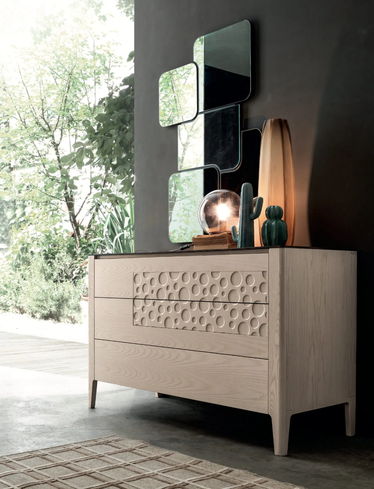 Comò Moon Modo 10 chiaro con decoro geometrico e specchio