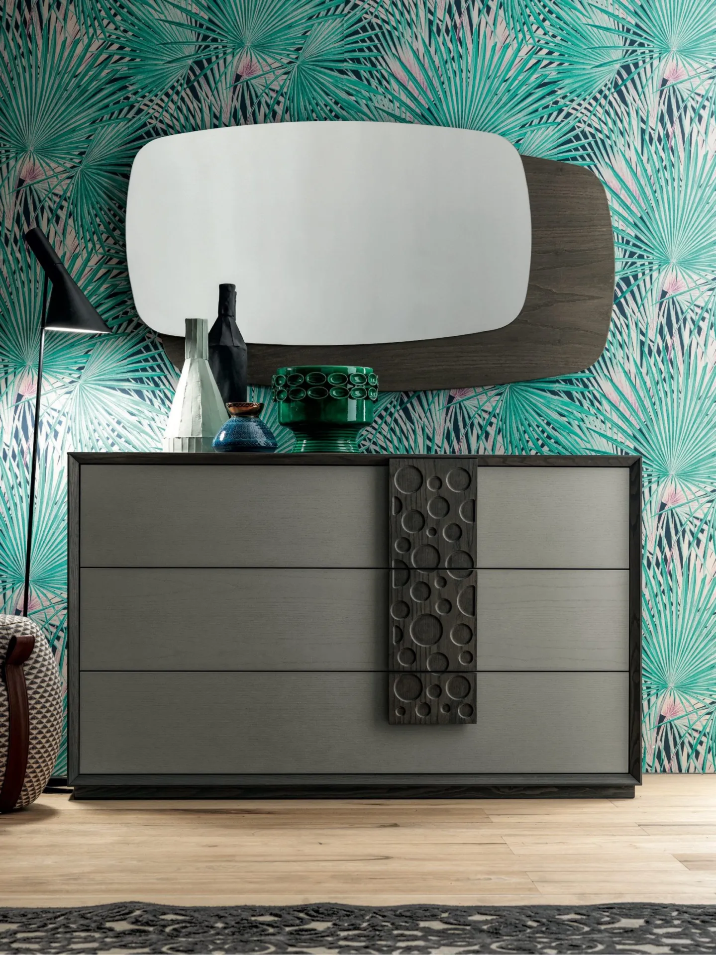 Specchiera Ovale Modo 10 sopra un comò decorato con parete verde