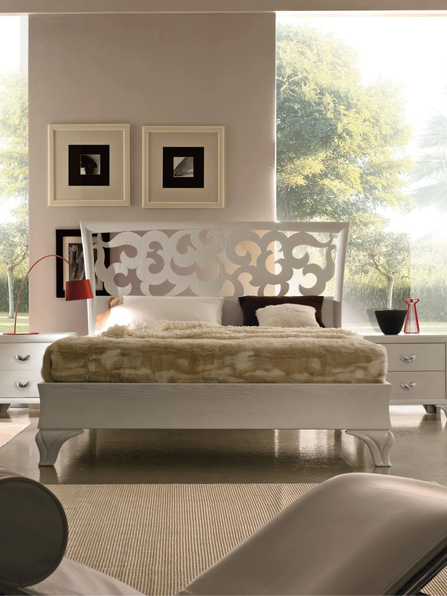 Letto Portofino Modo 10 con testiera traforata bianca in camera