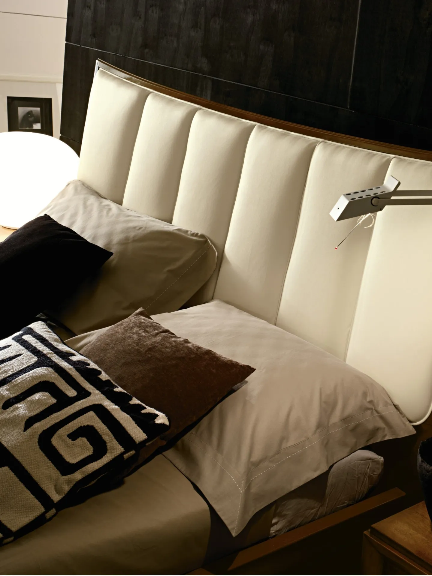 Letto Teodora Modo 10 con testiera imbottita chiara in camera