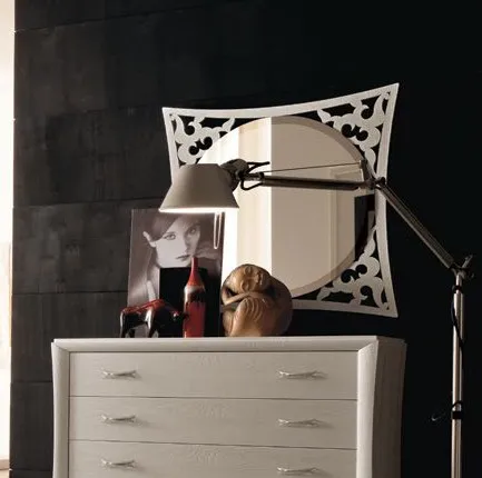 Specchiera traforata Portofino Modo 10 bianca sopra il comò