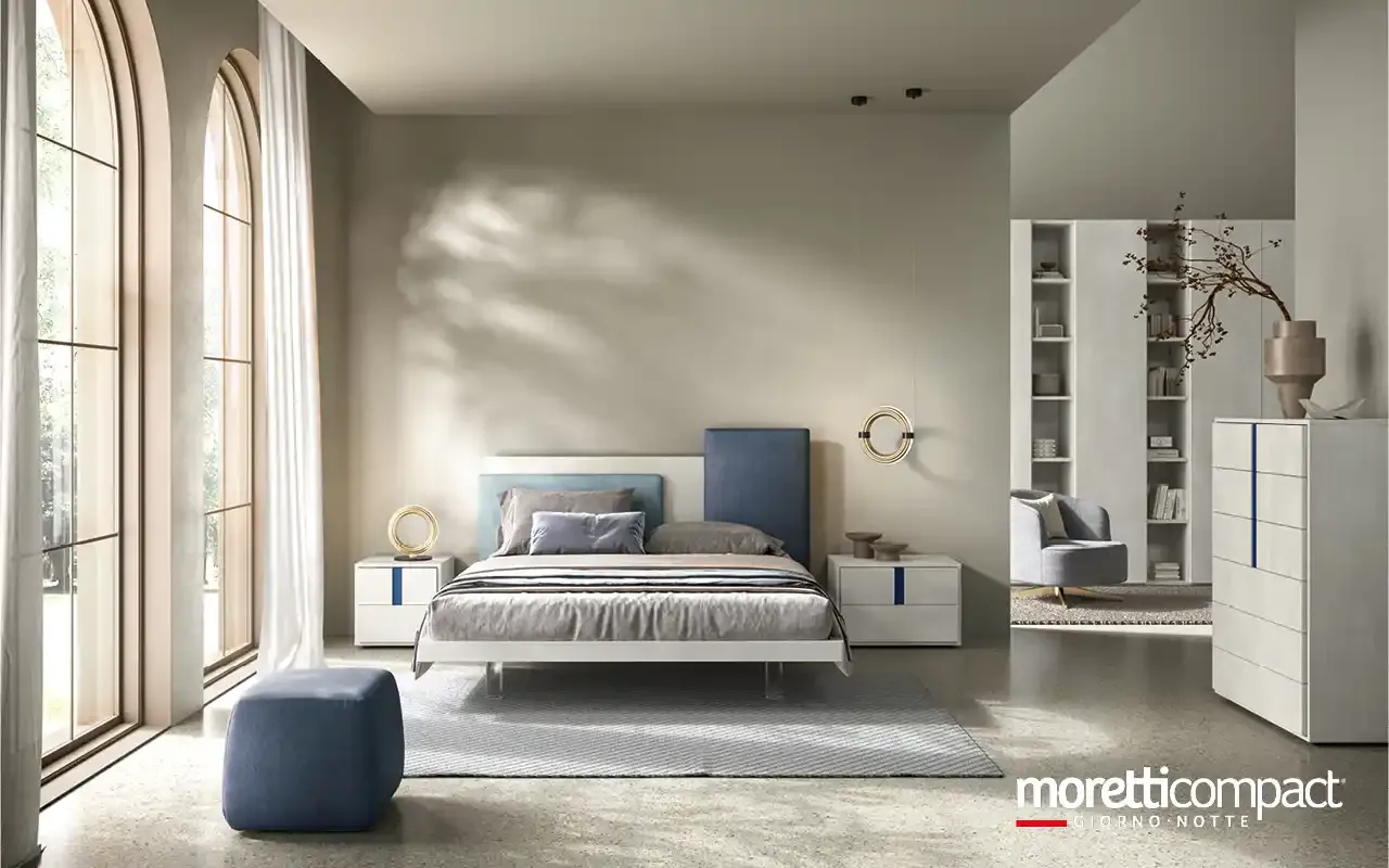 Camera da letto Cube C13 Moretti Compact con letto Mondrian blu e comò con gola blu