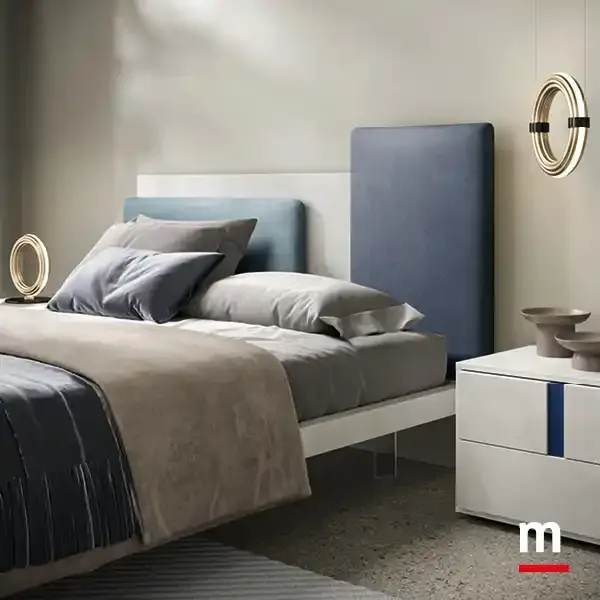 Letto Mondrian della camera Cube C13 Moretti Compact con testata imbottita blu
