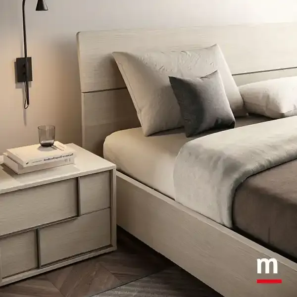 Comodino Profile P13 Moretti Compact in frassino cenere accanto al letto Mix