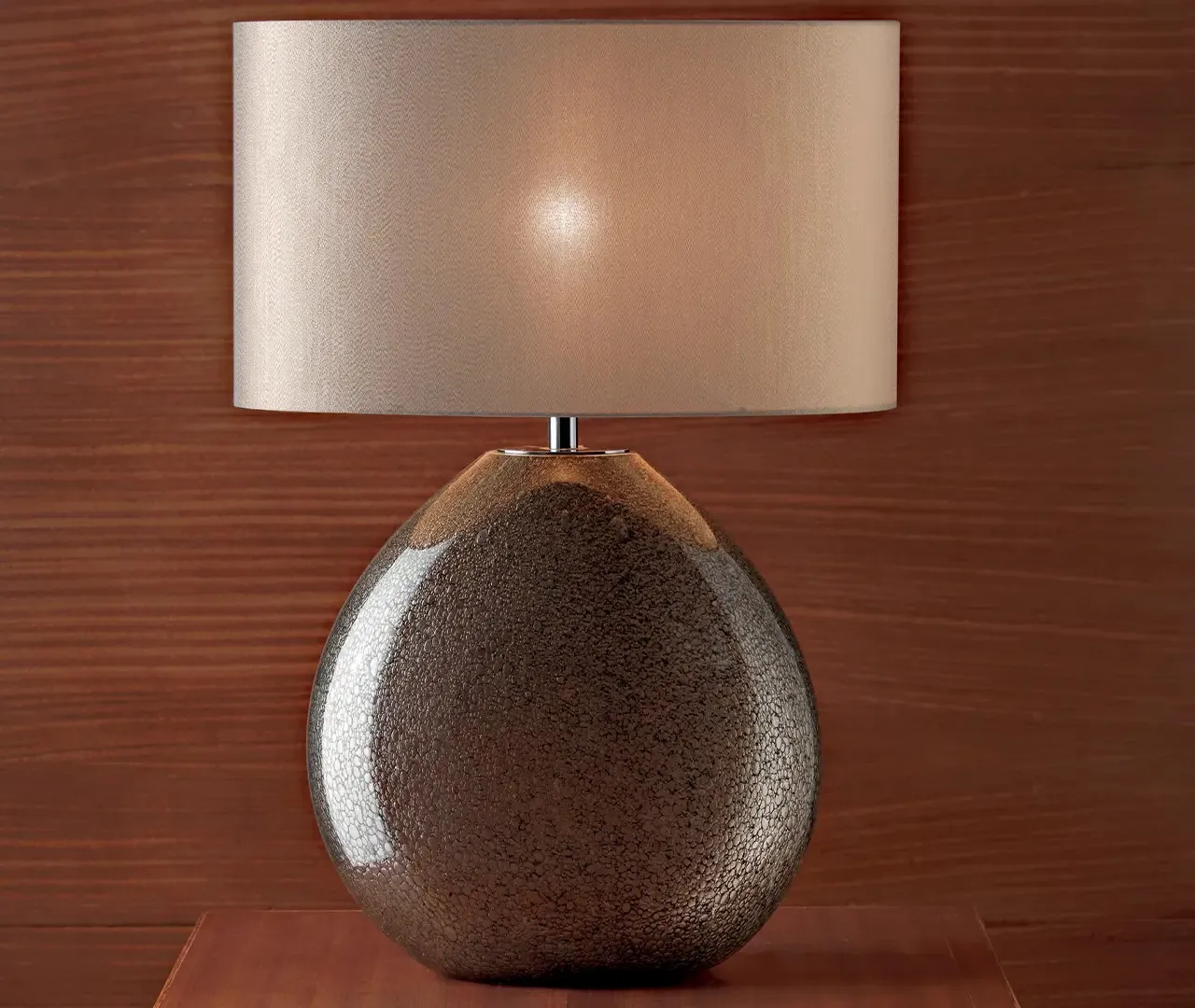 Lampada da tavolo Elettra Le Fablier con vaso in vetro e ottone e paralume chiaro