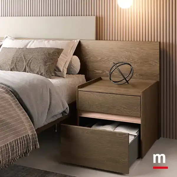 Comodino Brize Z13 Moretti Compact in rovere fiammato con cassetto aperto