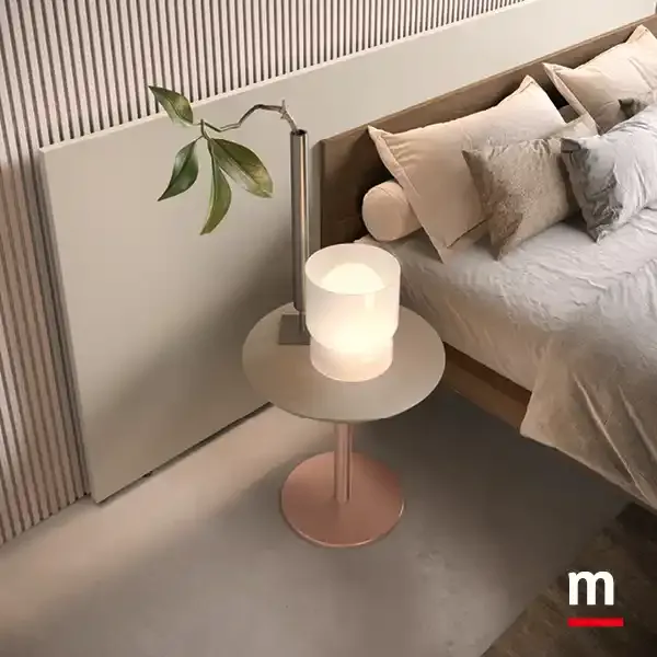 Tavolino rotondo accanto al letto Bipanel della camera Brize Z13 Moretti Compact