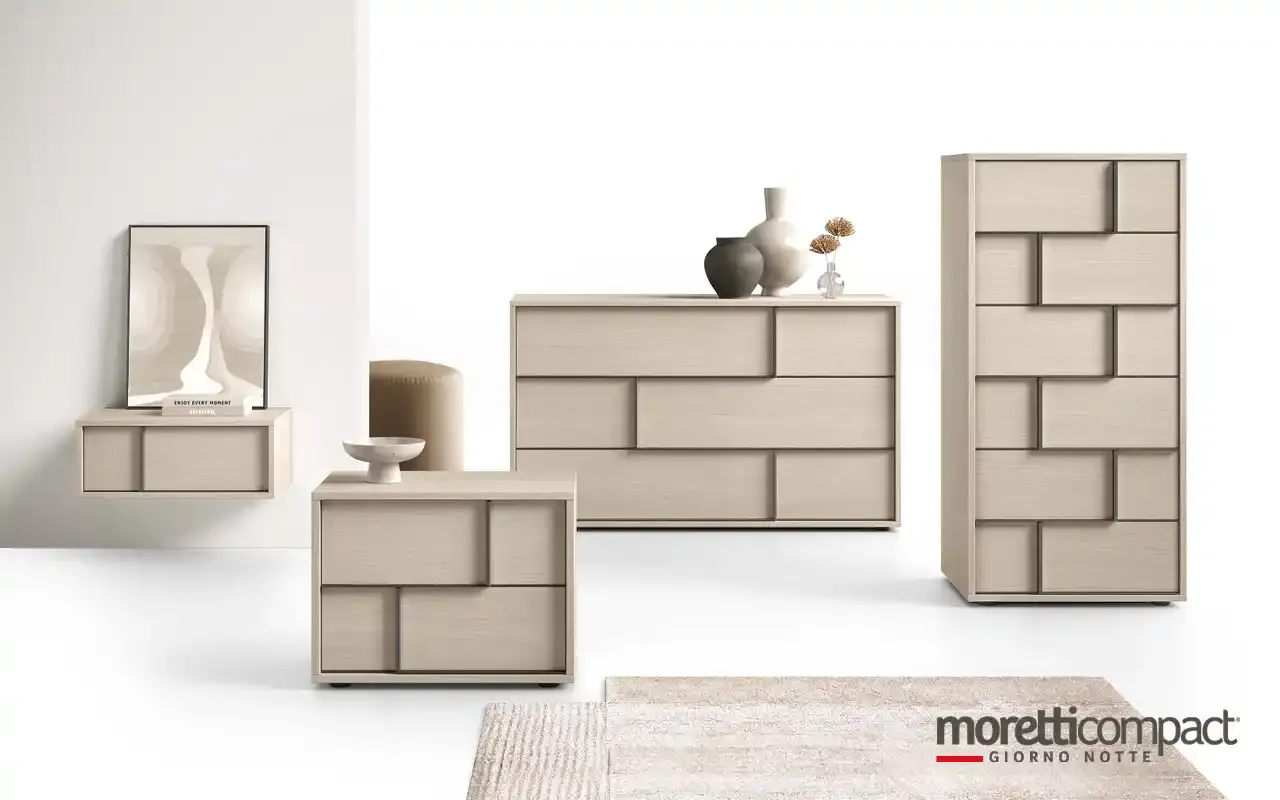 Gruppo notte Profile Moretti Compact con comò, settimino e comodini a riquadri in legno chiaro