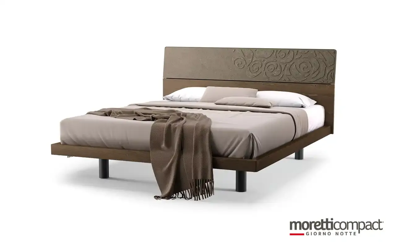 Letto Mix Texture Moretti Compact in legno scuro con testata decorata