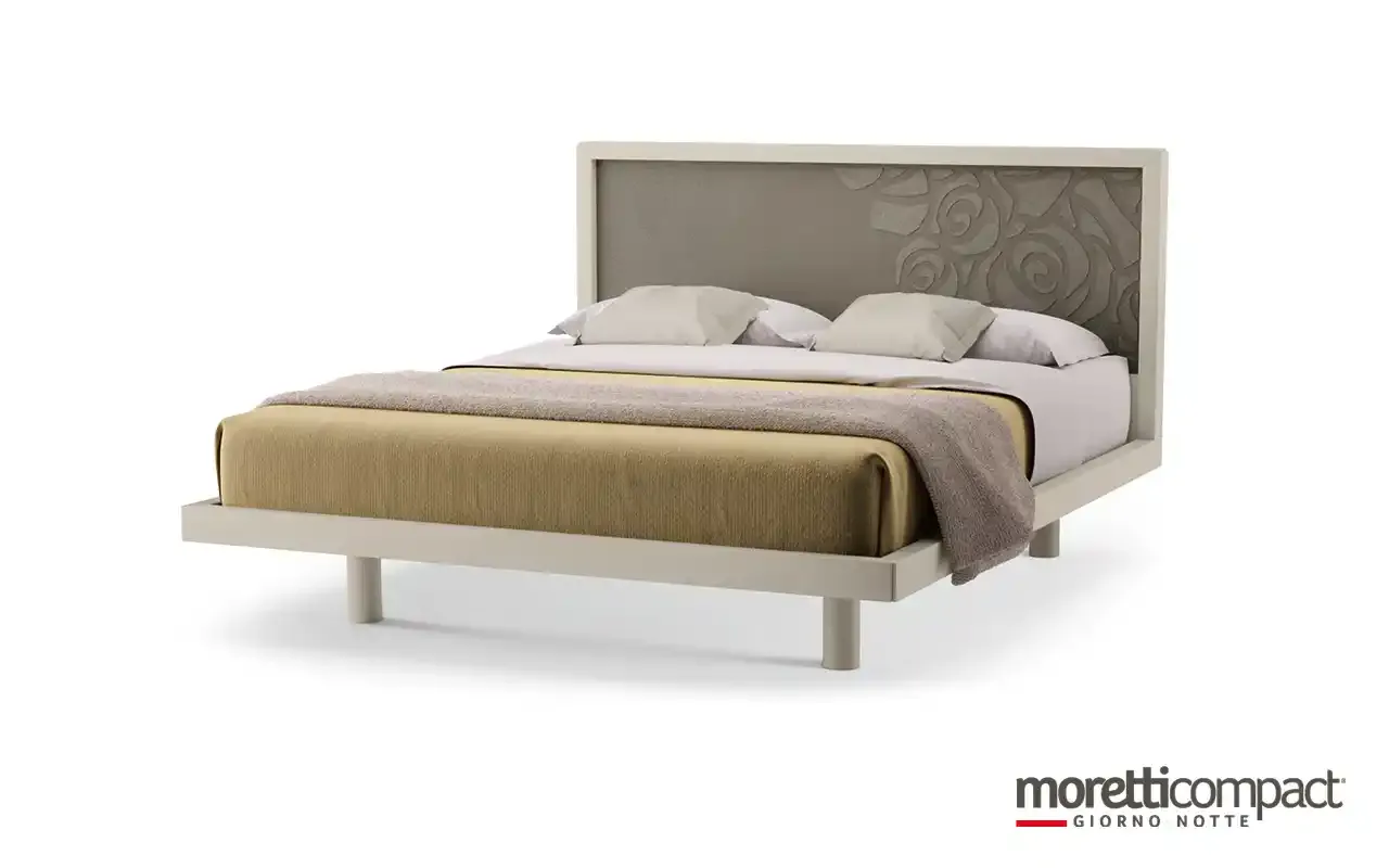 Letto Molding Texture Moretti Compact con decoro a rose in rilievo sulla testata