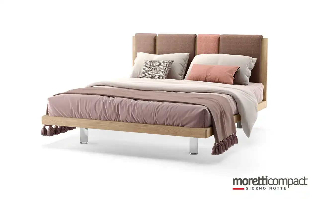 Letto Take Moretti Compact con fasce imbottite rosa sulla testata in legno