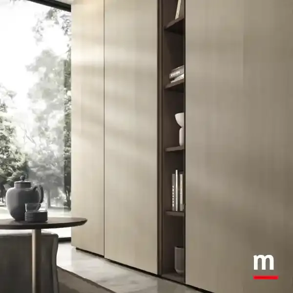 Anta di S170 Moretti Compact accostata al vano libreria cacao