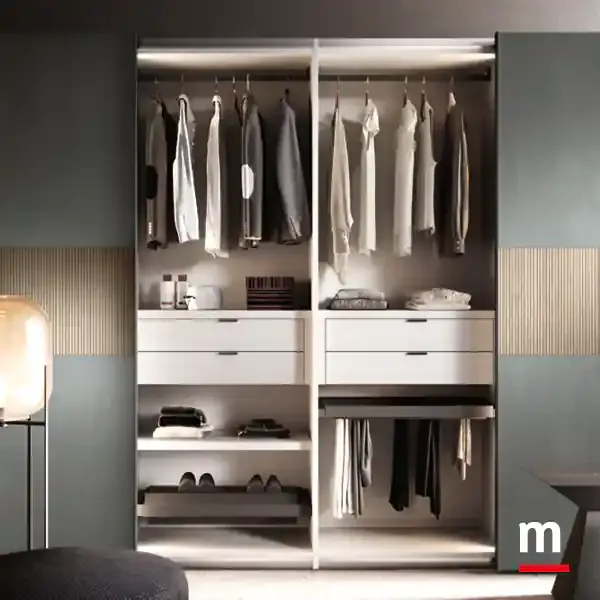 Interno di S172 Moretti Compact con cassettiere e appendiabiti
