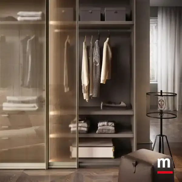 Interno di S186 Moretti Compact visto attraverso l'anta in vetro