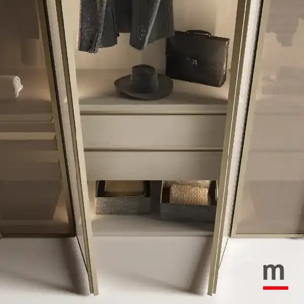 Interno della cabina A125 Moretti Compact con cassetti e ripiani