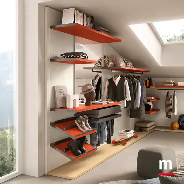 Ripiani corallo sotto il tetto inclinato nella cabina G226 Moretti Compact