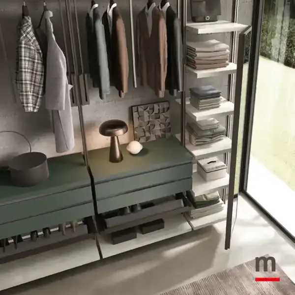 Cassettiera verde e appendiabiti della cabina V322 Moretti Compact