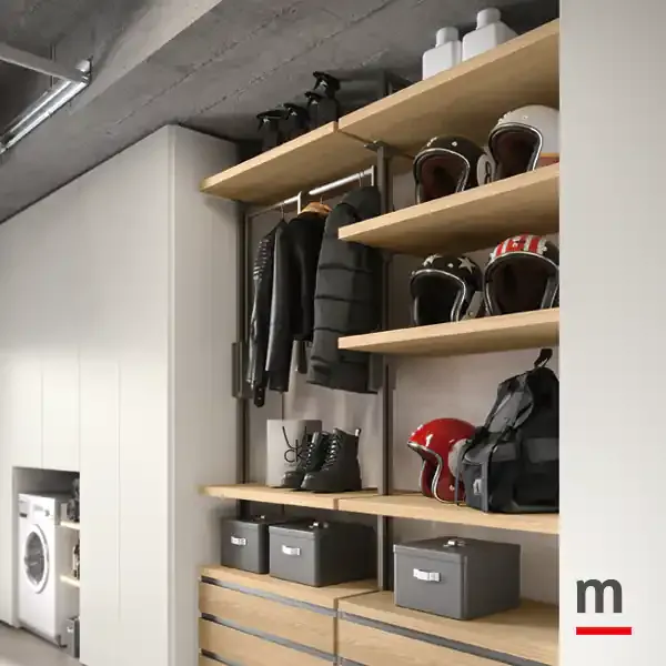 Ripiani in rovere con caschi e stivali della cabina V326 Moretti Compact